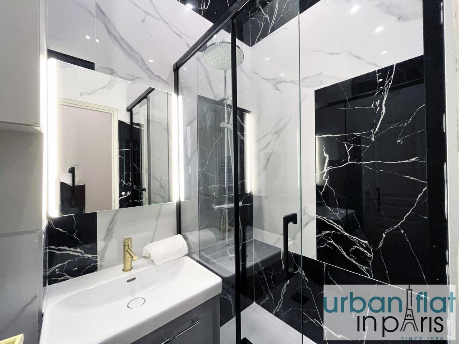 Urban Flat 188 - Stunning 4 Bedroom Flat In Appartement Parijs